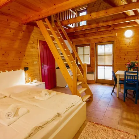 Кемпінг & - Base Camp Medvedin