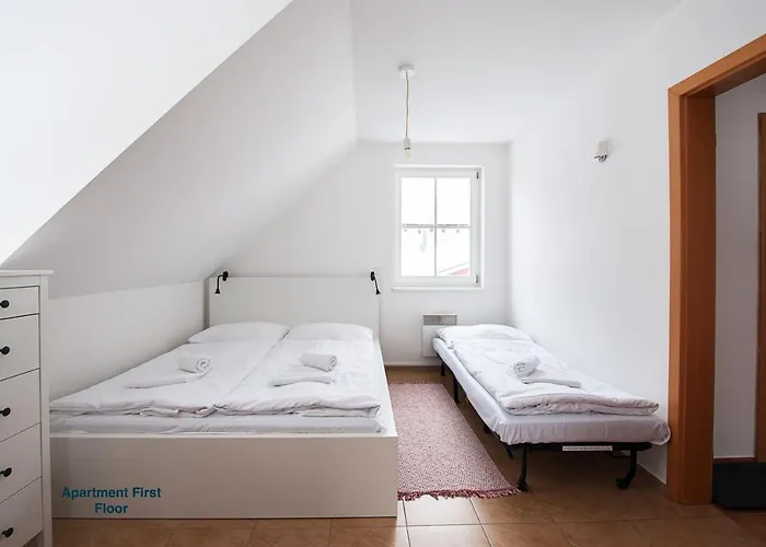 & - Base Camp Medvedin * Špindlerŭv Mlýn