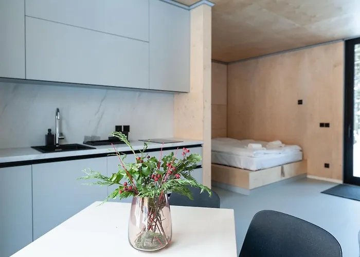 & - Base Camp Medvedin Kamp alanı