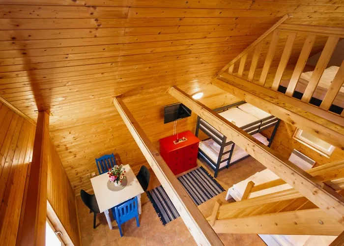 & - Base Camp Medvedin Kamp alanı